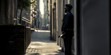 物业保安有权利扣留人或物品吗？
