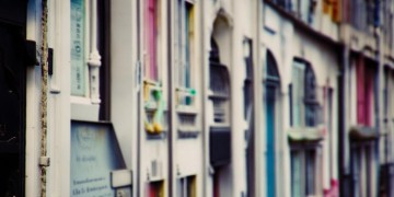 物业不让贴门帘违法吗？