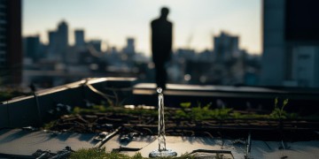物业诬陷业主泼水违法吗？